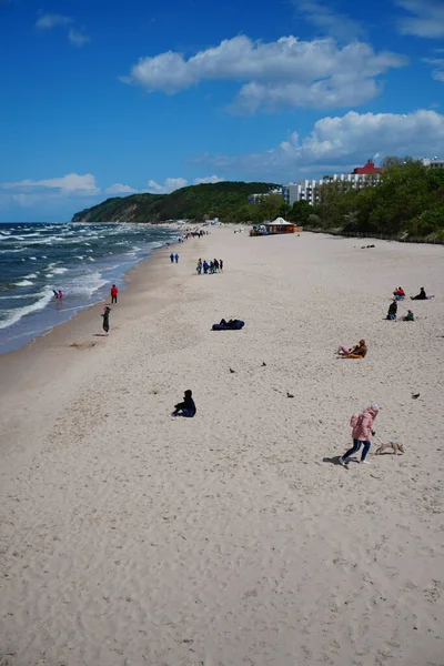 Воздушный Вид Волнистое Море Людей Расслабляющихся Играющих Наслаждающихся Жизнью Пляже — стоковое фото