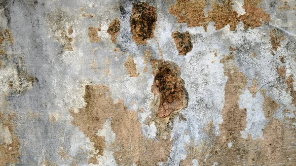 Paslı, eski, kırık bir duvar yüzeyinin yakın çekimi.
