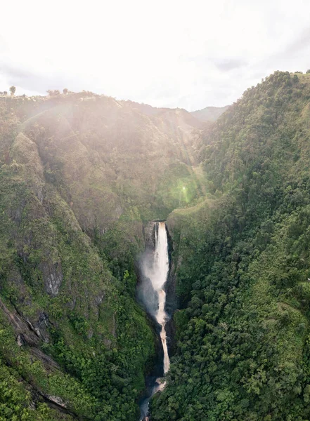 Disparo Vertical Una Cascada Que Fluye Desde Los Acantilados —  Fotos de Stock