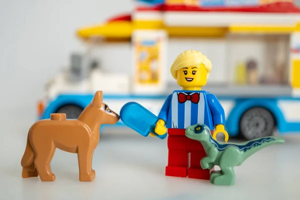 Sprzedawczyni Klocków Lego Obok Velociraptora Dzieląca Się Niebieskimi Lodami Psem — Zdjęcie stockowe