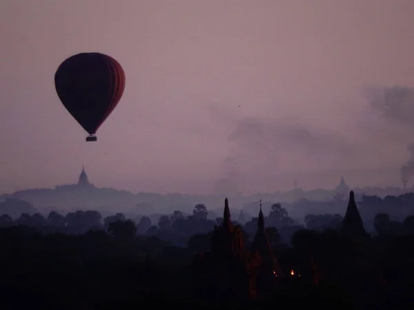 Bagan Şehrinin Üzerinde Güzel Bir Sıcak Hava Balonu Manzarası Karanlık — Stok fotoğraf