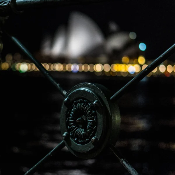 細部の選択的な焦点ショット パターン ぼやけた上の鉄のフェンス シドニーのオペラハウスの夜の時間背景 — ストック写真