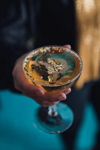 Handhållna Glas Champagne Mousserande Vin Glitter Guld Fancy Glamorös — Stockfoto