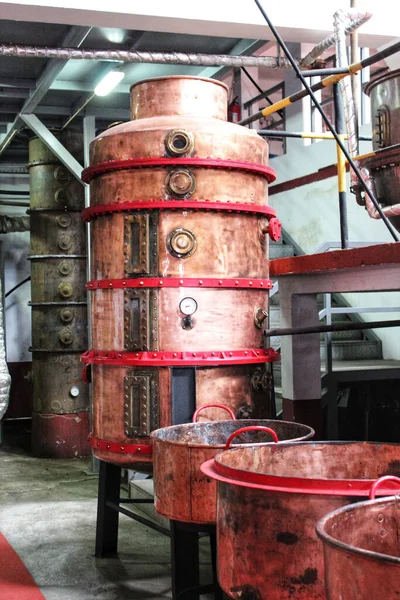 Rom Fabrikasındaki Bakır Sütunlu Damıtıcının Dikey Çekimi — Stok fotoğraf