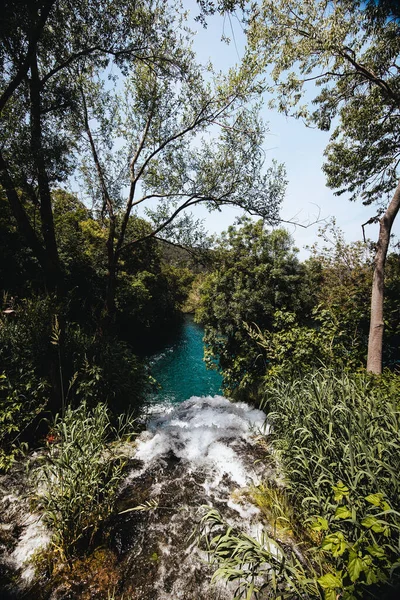 Pionowe Zdjęcie Wodospadu Otoczonego Drzewami Parku Narodowym Krka Chorwacja — Zdjęcie stockowe