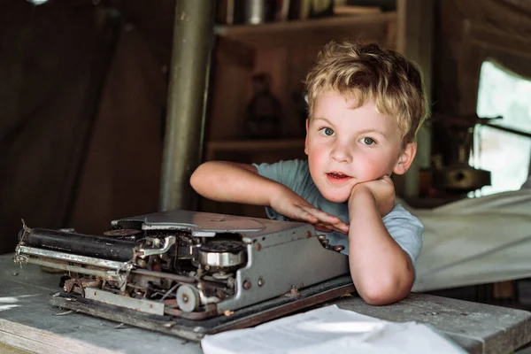 Ein Entzückender Kaukasischer Blonder Junge Mit Einer Alten Schreibmaschine — Stockfoto