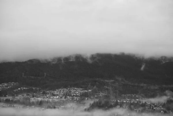 Eine Frühen Morgen Neblige Landschaft Mit Häusern Und Dichten Bäumen — Stockfoto