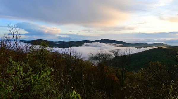 曇り空の下での山岳風景の美しい景色 — ストック写真