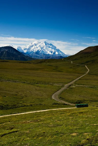 Uno Scatto Verticale Una Strada Vuota Montagna Durante Giorno — Foto Stock