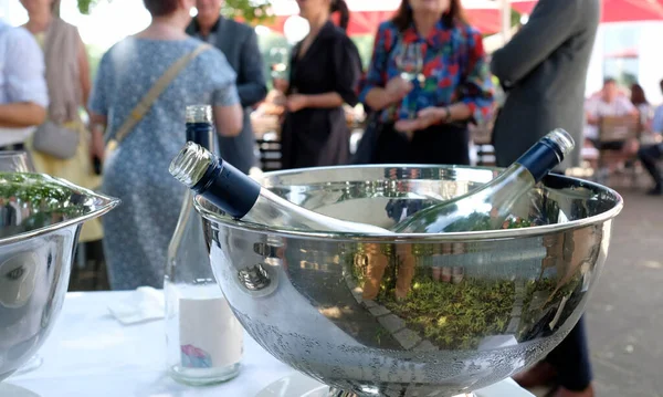 Großaufnahme Kaukasischer Menschen Mit Gläsern Bei Einer Veranstaltung Gegen Weißweinflaschen — Stockfoto
