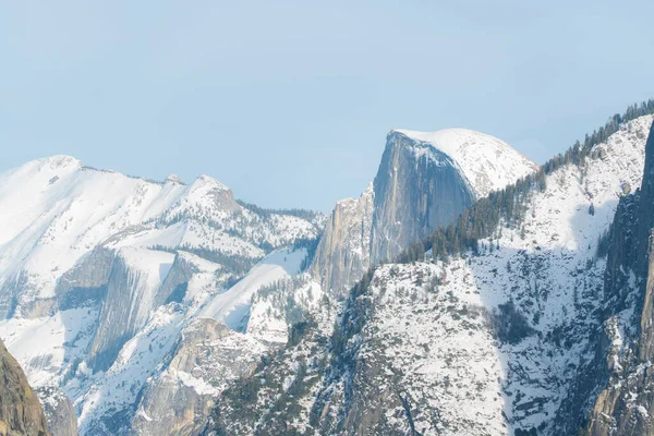 Een Schilderachtig Uitzicht Bergen Bedekt Met Sneeuw — Stockfoto