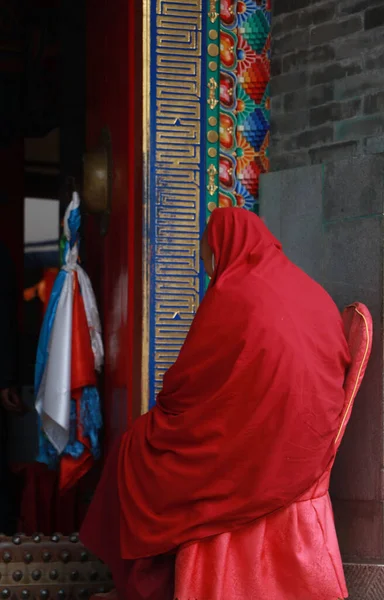 Eine Rückenansicht Einer Frau Traditionellem Roten Umhang Die Auf Dem — Stockfoto