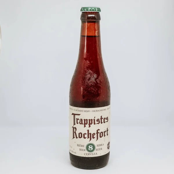 Een Glazen Fles Trappistes Rochefort Bier Geïsoleerd Een Grijze Achtergrond — Stockfoto