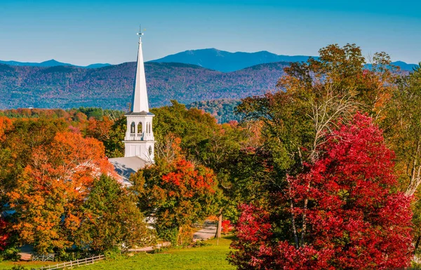 Una Iglesia Las Montañas Peacham Vermont Con Follaje Otoñal — Foto de Stock