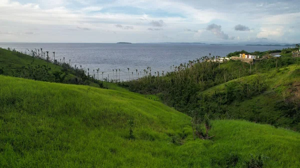 Вид Высоты Птичьего Полета Зеленые Острова Окруженные Океанскими Водами Пасмурный — стоковое фото