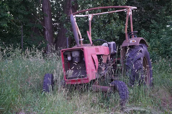 Vieux Tracteur Métallique Dans Une Zone Rurale Entourée Par Nature — Photo