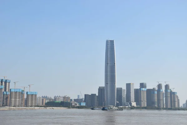 Yangtze Nehri Köprüsü Nden Wuhan Şehir Merkezinin Bulutsuz Gökyüzü Manzarası — Stok fotoğraf