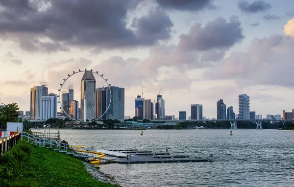 Singapur Bulutlu Bir Günbatımında Dönme Dolap Gökdelenler — Stok fotoğraf