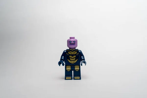 Beyaz Arka Planda Bir Lego Thanos Mini Figürü — Stok fotoğraf