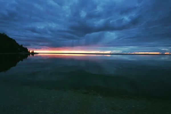 Uma Vista Panorâmica Céu Nublado Acima Mar Tranquilo — Fotografia de Stock