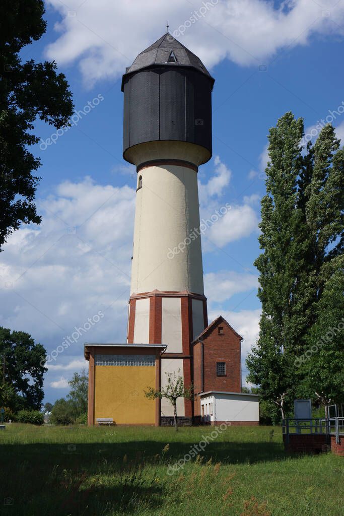 La histórica torre de agua Wahlersee en HanauGrossauheim, Alemania
