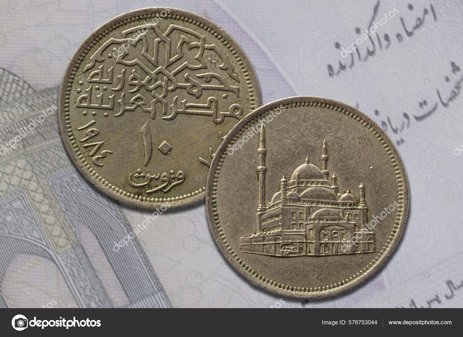 正反两面的埃及十美分硬币——图库图片© wirestock_creators #576753044