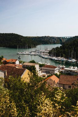 Hırvat küçük kasabası Skradin 'in Krka Nehri üzerindeki dikey çekimi