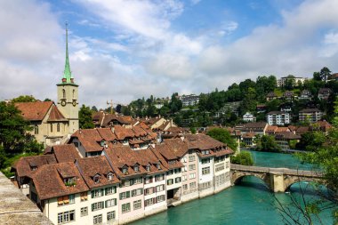 Aare nehri üzerindeki Untertorbrucke köprüsü ve tarihi yapılar, Bern, İsviçre