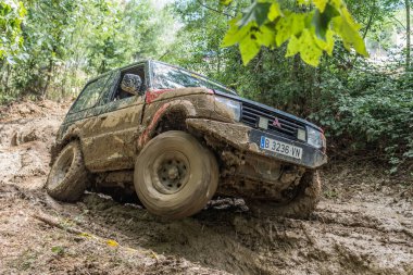 Büyük off road vagonu 4x4. Mitsubishi Pajero kırmızı ve siyah.