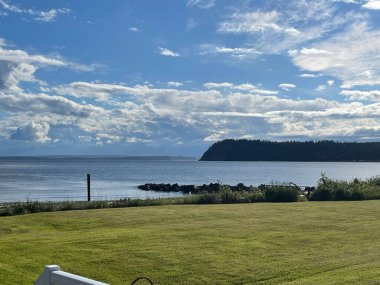 Güneşli bir günde parkın arkasındaki güzel denizin manzarası.