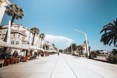 Güneşli bir günde Split 'teki Riva gezinti güvertesinin güzel bir manzarası