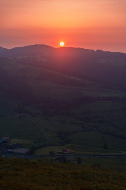 Tarladaki tepeden gün batımının altın rengi manzarası
