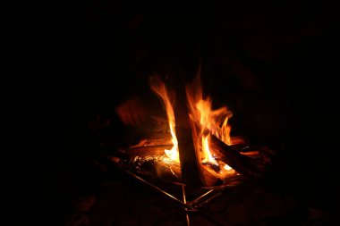 Karanlıktaki alevlerin yakın çekim görüntüsü.