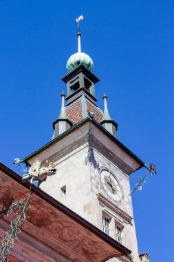 İsviçre 'nin Lozan kentindeki bir saat kulesinin dikey görüntüsü.