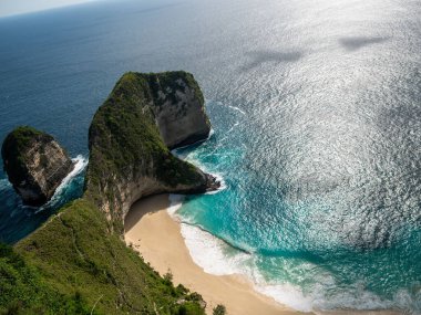 Nusa Penida, Bali 'nin beyaz kumsal manzarası.