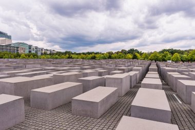Berlin, Almanya 'da öldürülen Avrupa Yahudilerinin anısına dikilen taş blokların güzel bir manzarası.