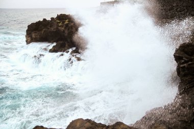 Tenerife Kanarya Adalarındaki Volkanik Sahile Güçlü Dalgalar Düştü