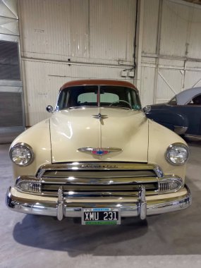 Avellaneda, Arjantin - 8 Mayıs 2022: Eski krem Chevrolet Chevy Deluxe dört kapılı sedan 1950 bir depoda. Expo Fierro 2022 Klasik araba şovu