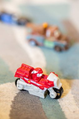 Marshall-Paw devriyesinin motosikletli oyuncak bir mankene dikey yakın çekimi.