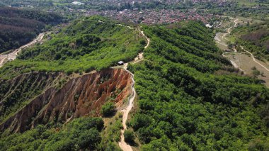 Etrafı yeşilliklerle çevrili bir kanyon manzarası.