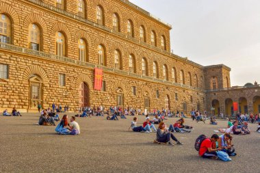 İtalya, Floransa 'daki Pitti Sarayı' nın önünde dinlenen insanların görüntüsü