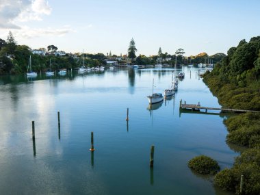 Tamaki Nehri 'nin (Auckland, Yeni Zelanda) demirli tekneleriyle hava manzarası