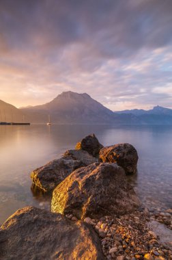 Gün batımında Traunstein Dağı 'nın su kütlesinin yanında dikey bir çekim.