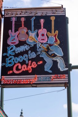 ABD 'nin Memphis kentindeki Beale Caddesi' ndeki Neon Rum ve Boogie tabelalarının dikey çekimi.