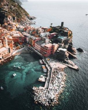 Vernazza, Cinque Terre kasabası, Liguria, Kuzey İtalya 'nın güzel binalarının dikey hava manzarası