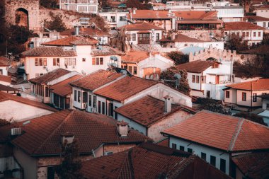 Eski taş binaların kırmızı çatılarının yüksek açılı görüntüsü.