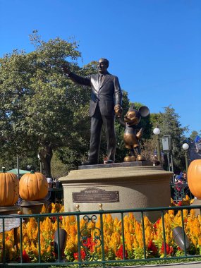 Ünlü ortaklar Walt Disneyland 'ın sabah heykeli.