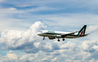 Alitalia Airbus A320 'nin bulutların üzerinde uçan çarpıcı bir görüntüsü.