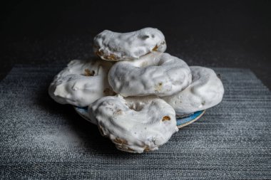 Siyah arka planda izole edilmiş bir tabakta jöleli şekerli çörekler.