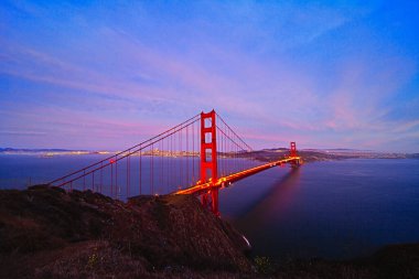 Gün batımında Golden Gate Köprüsü 'nün güzel bir görüntüsü.